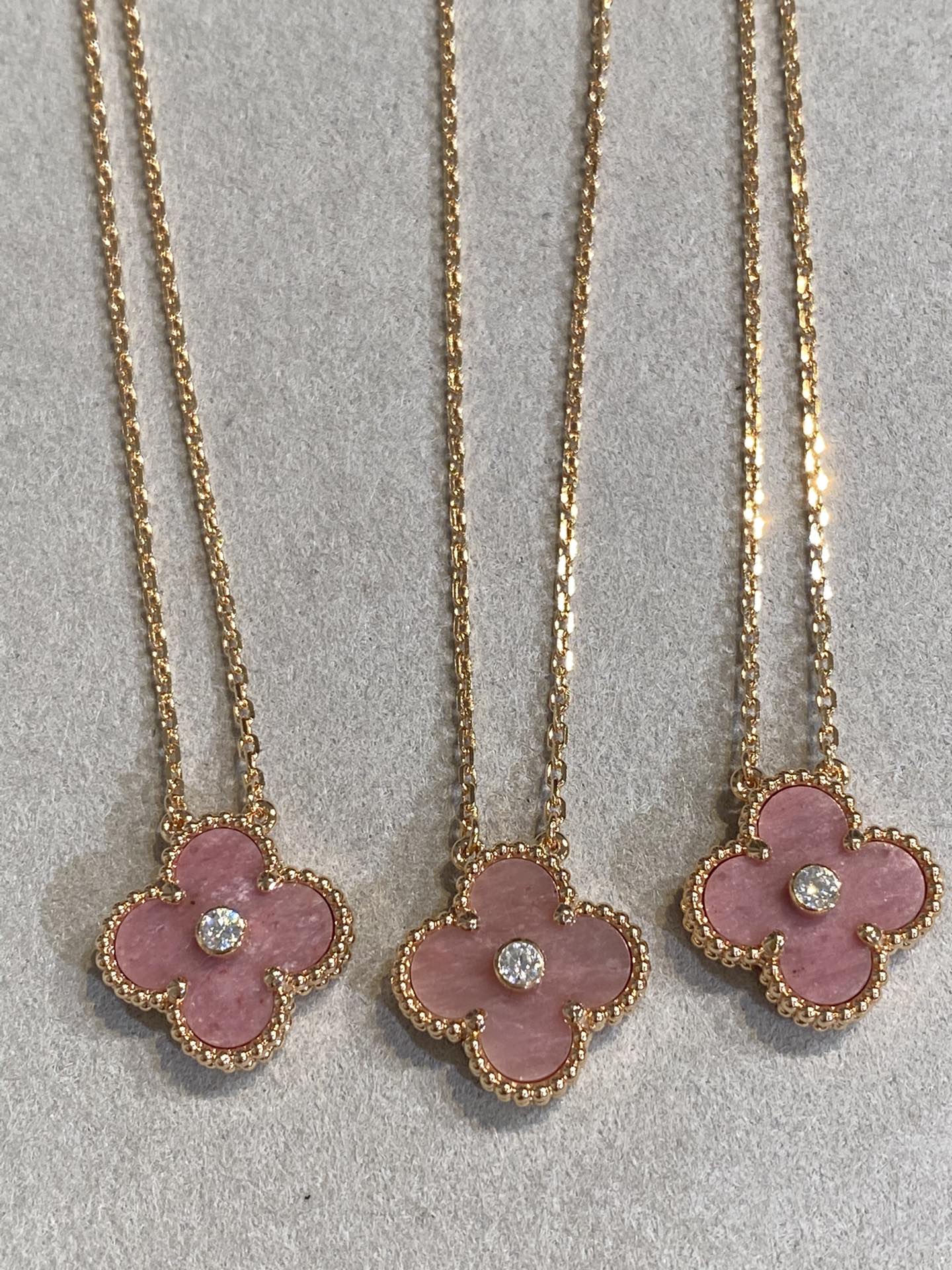 [vivabelle]CLOVER 15MM DIAMOND RHODONITE NECKLACE