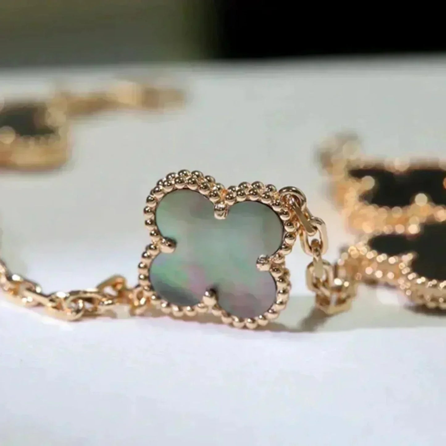 [vivabelle]CLOVER 5 MOTIF GRAY MOP  BRACELET