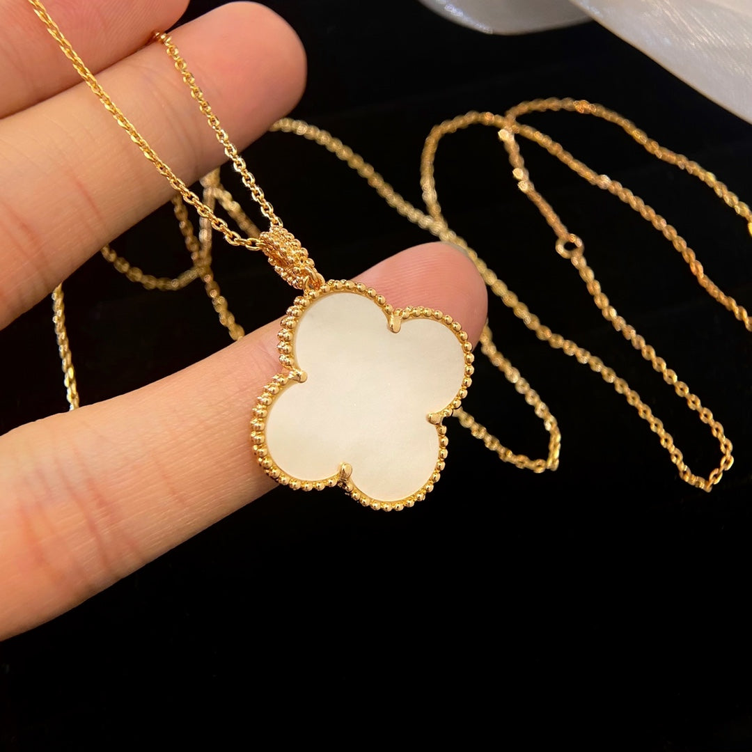 [vivabelle]CLOVER 25MM MOP LARGE PENDANT NECKLACE