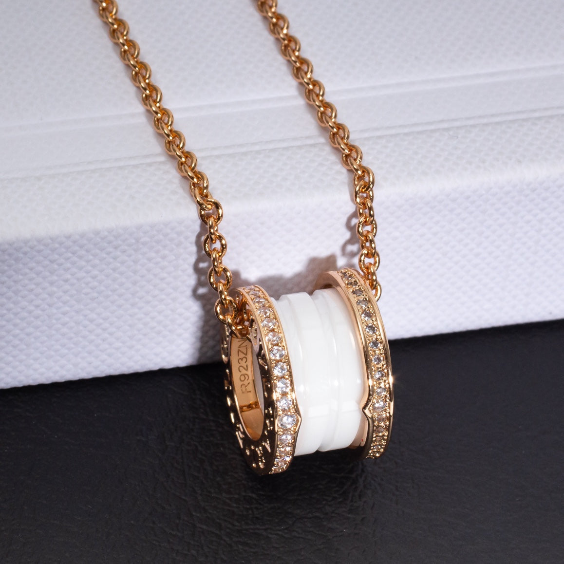 [vivabelle]ZERO 1 WHITE CERAMIC PINK GOLD DIAMOND NECKLACE