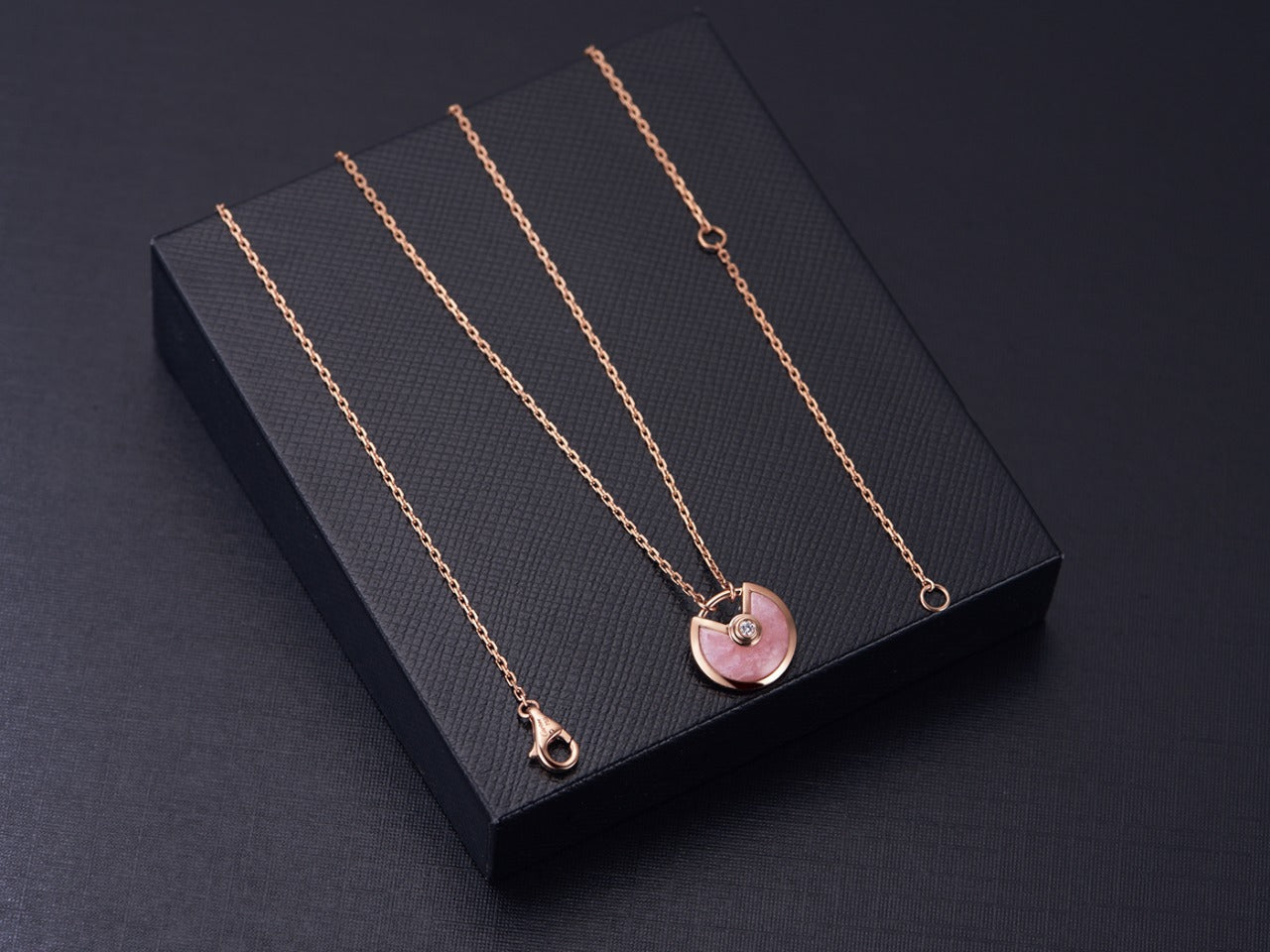 [vivabelle]AMULETTE ROSE GOLD PINK MOP NECKLACE