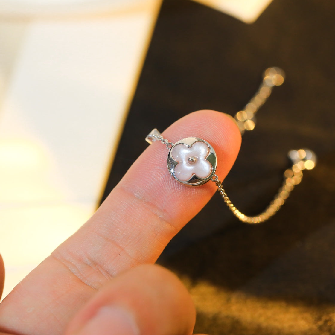 [vivabelle]SUN MOTIF PINK MOP SILVER BRACELET