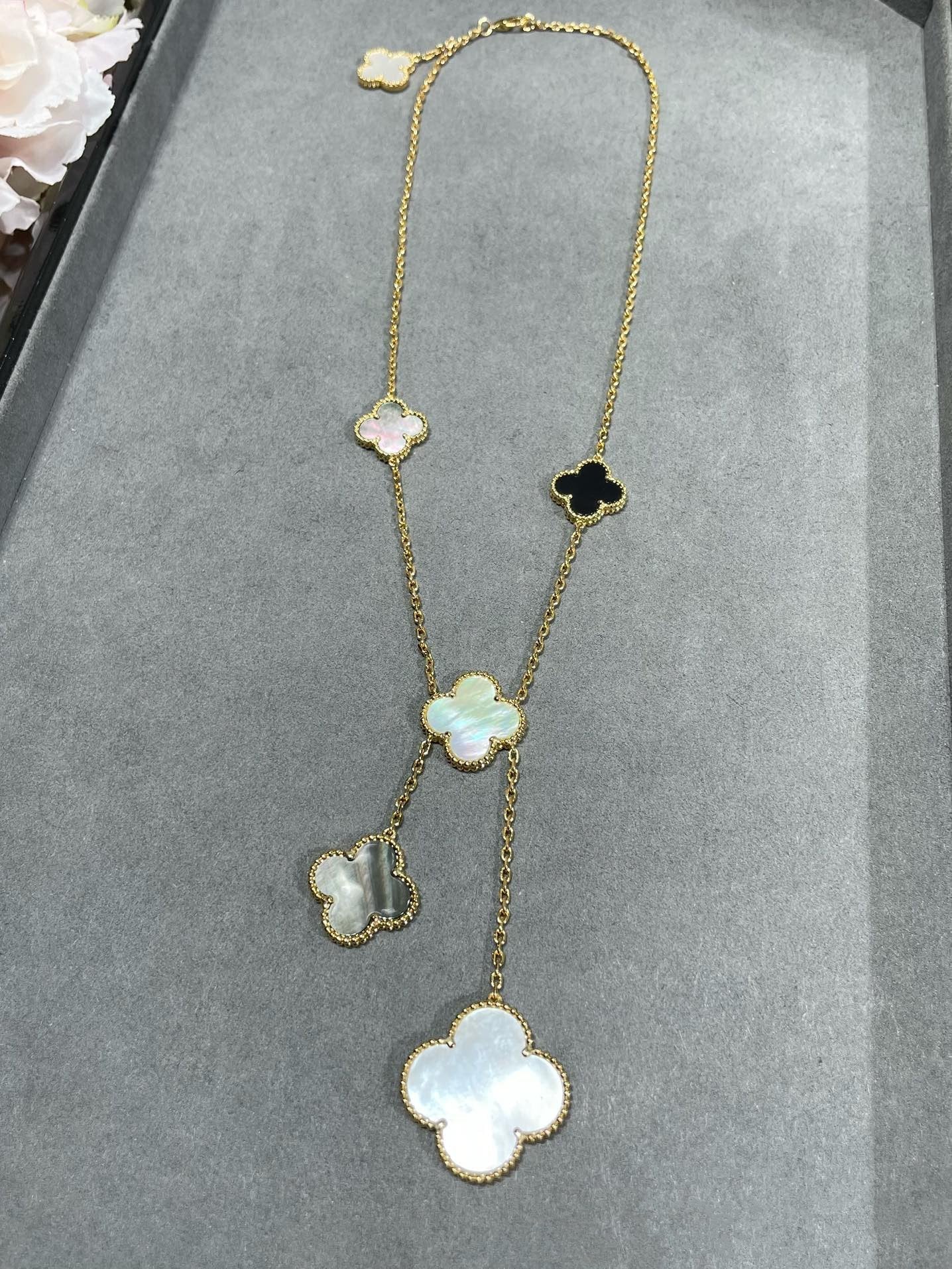 [vivabelle]CLOVER 6 MOTIF MOP ONYX GOLD NECKLACE