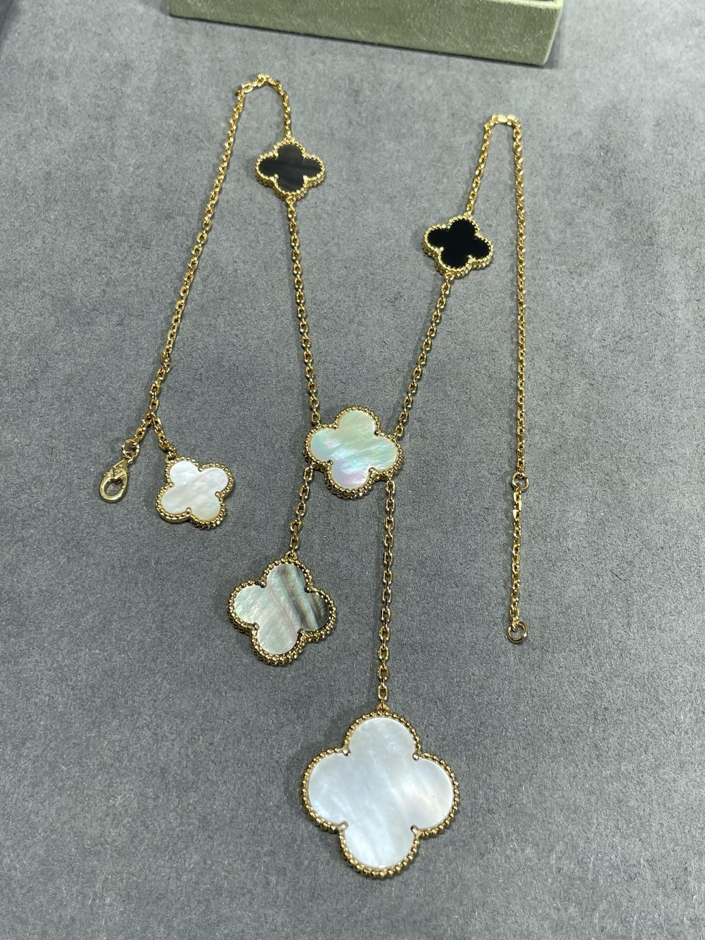 [vivabelle]CLOVER 6 MOTIF MOP ONYX GOLD NECKLACE