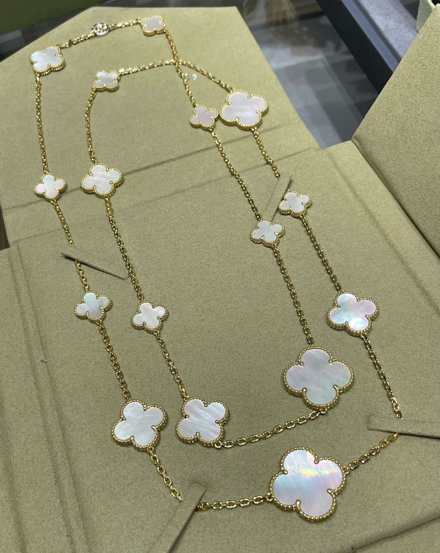 [vivabelle]CLOVER 16 MOTIF WHITE MOP GOLD NECKLACE
