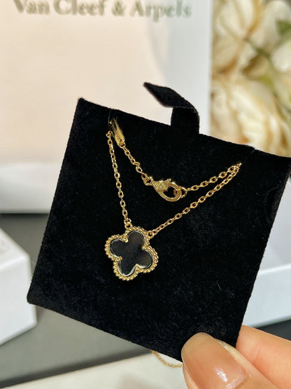 [vivabelle]CLOVER ROCK CRYSTAL ROSE GOLD NECKLACE