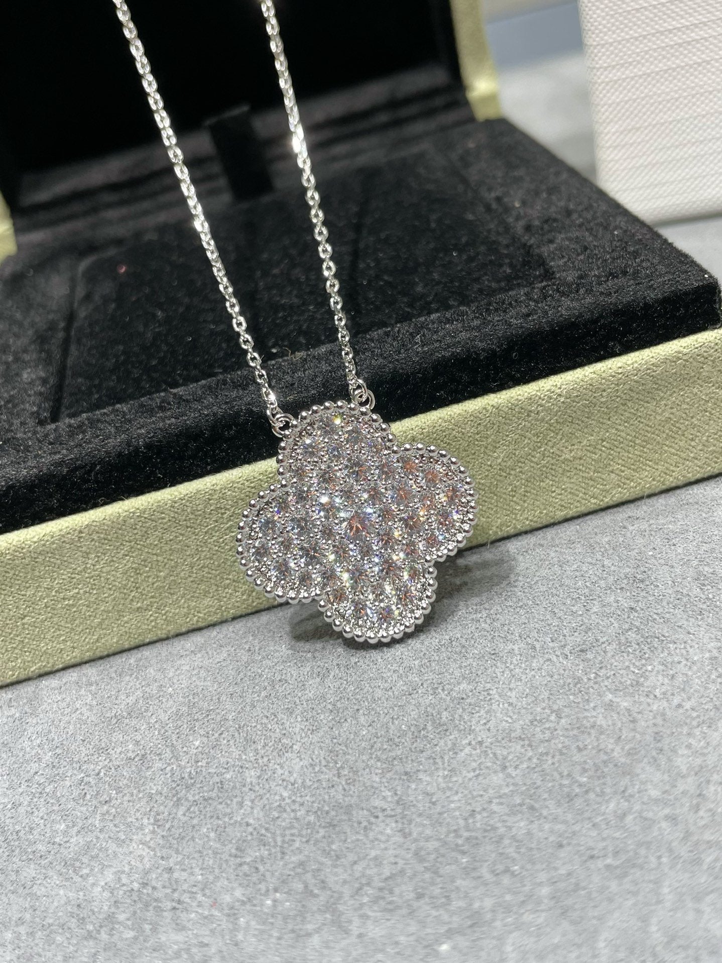 [vivabelle]CLOVER 25MM LARGE PENDANT DIAMOND PAVED SILVER NECKLACE