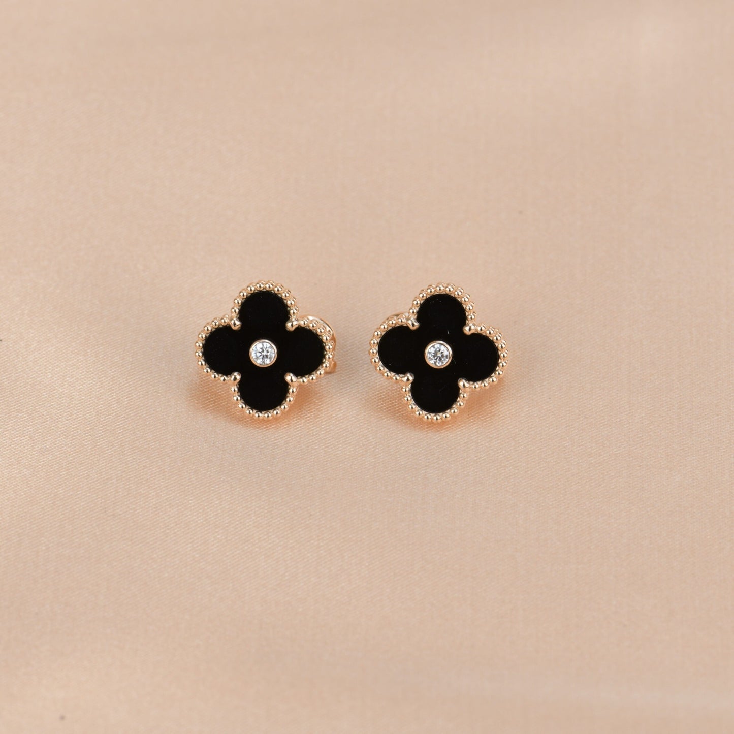 [vivabelle]CLOVER MEDIUM 1 MOTIFS ONYX DIAMOND EARRINGS