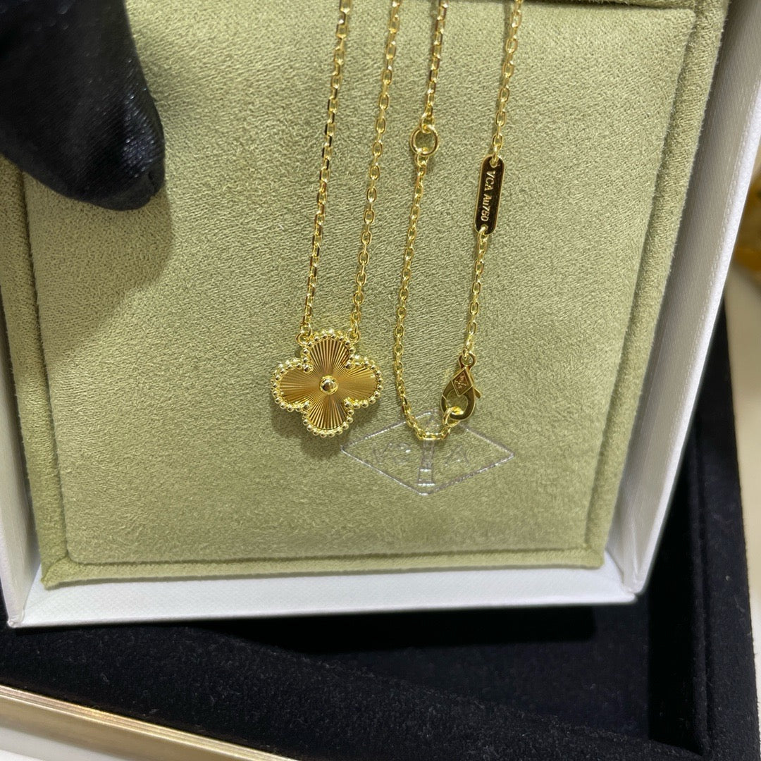 [vivabelle]CLOVER 15MM LASER NECKLACE