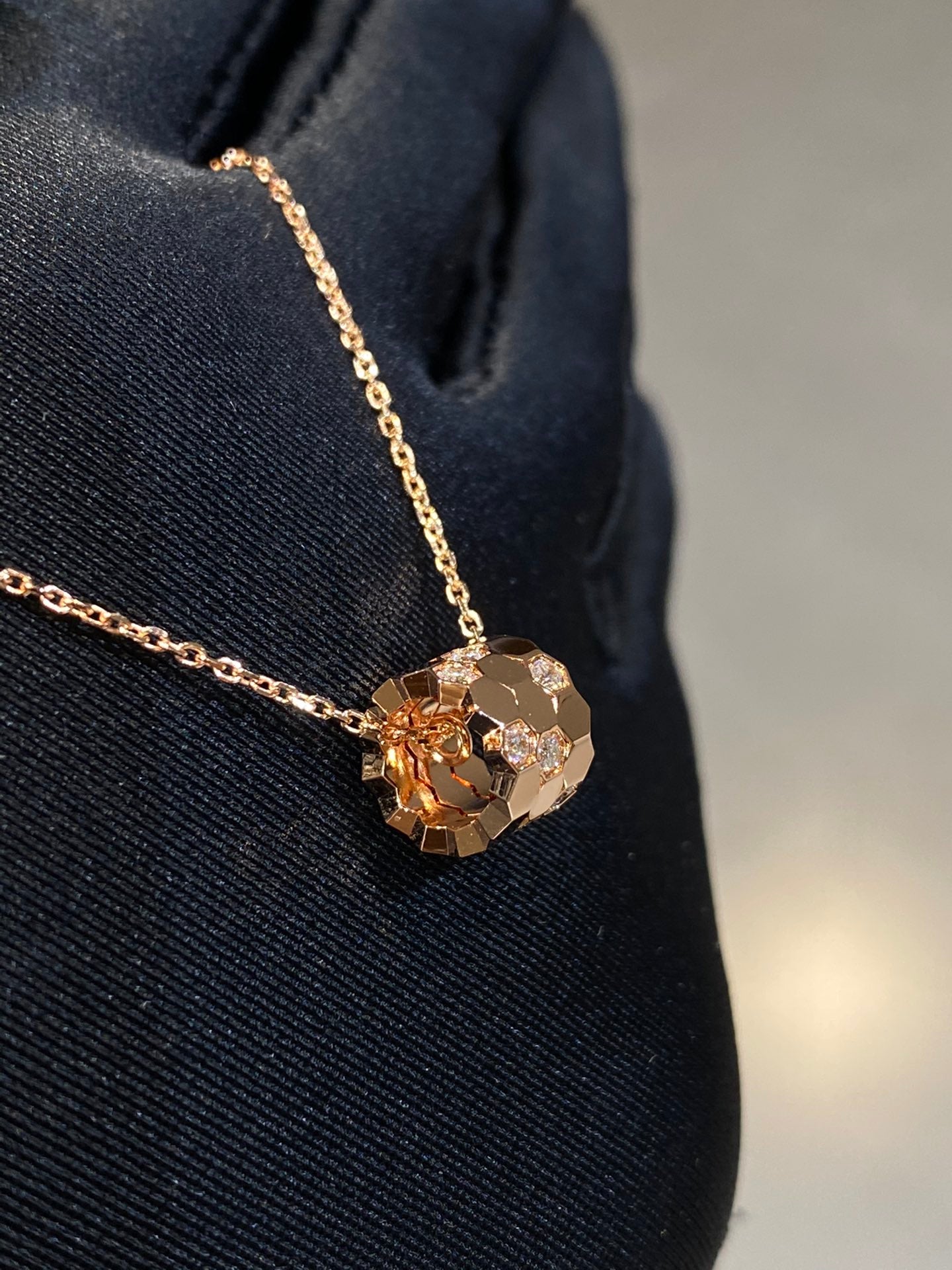 [vivabelle]BEE LOVE DIAMOND NECKLACE