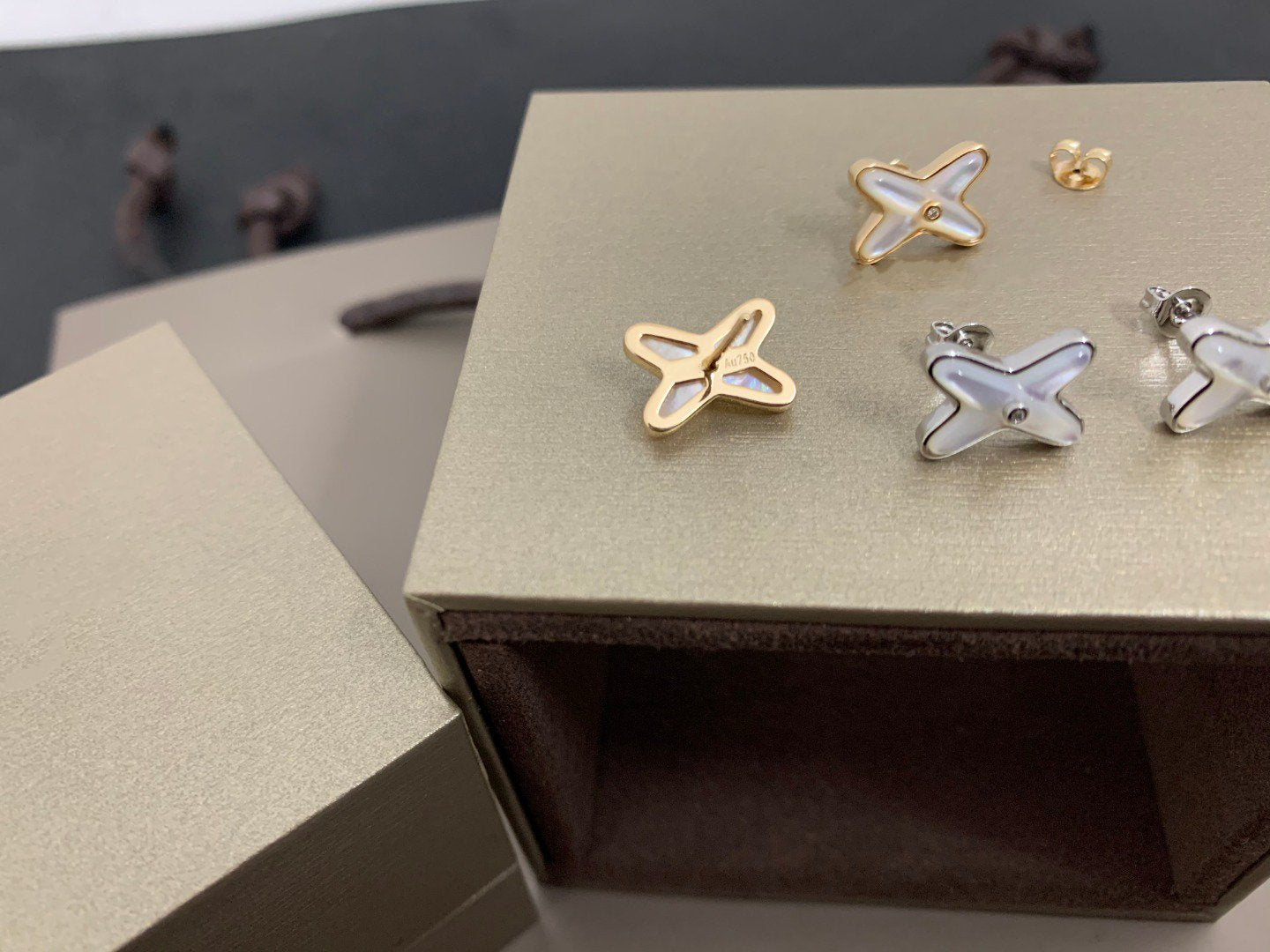 [vivabelle]JEUX DE WHITE MOP SILVER DIAMOND EARRINGS