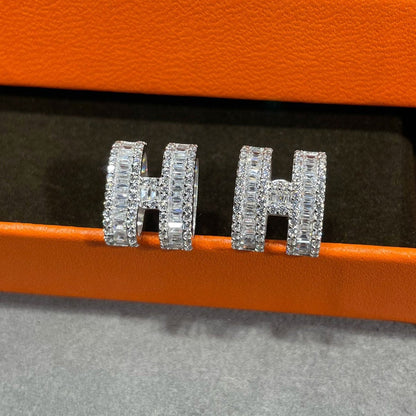 [vivabelle]H STUD EARRINGS WITH SILVER DIAMONDS