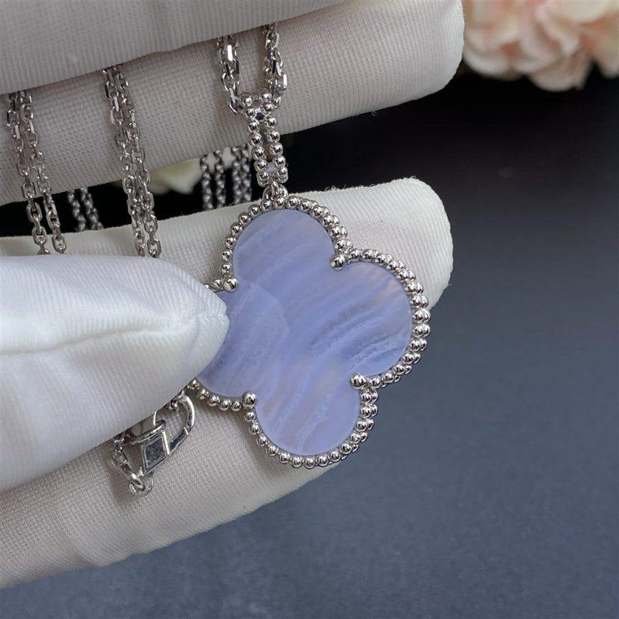 [vivabelle]CLOVER SILVER CHALCEDONY BIG CLOVER NECKLACE