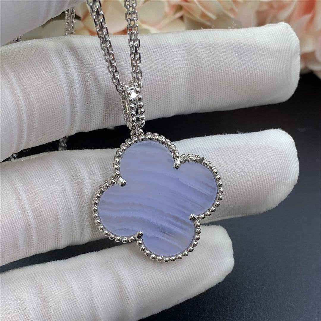 [vivabelle]CLOVER SILVER CHALCEDONY BIG CLOVER NECKLACE